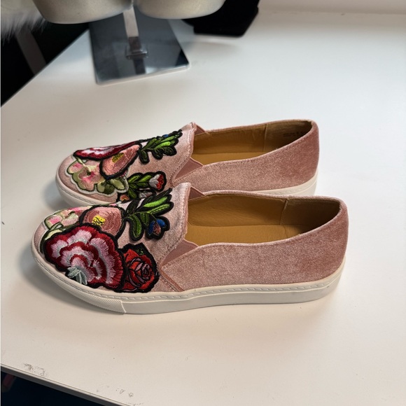 Dirty Laundry Pink Floral Embroidered Slip-Ons brand new - Picture 2 of 7